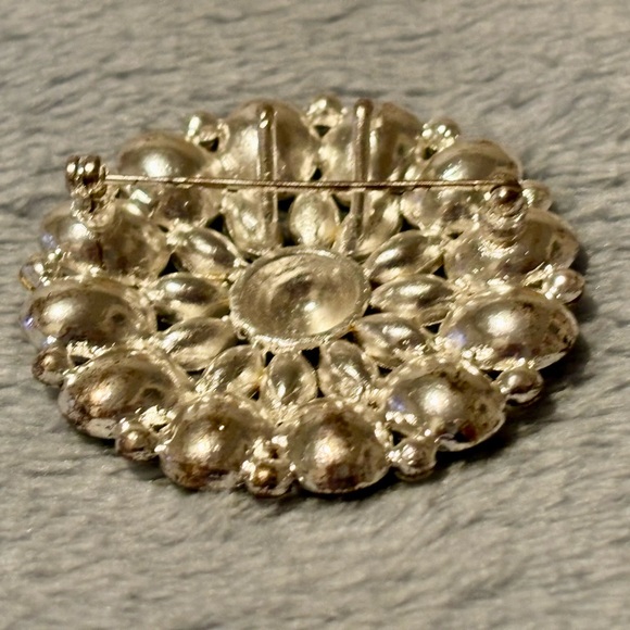 Vintage unsigned beautiful light Green flower Brooch with Rhinestones - Picture 10 of 17